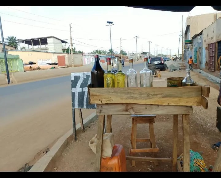 Hausse du prix de l’essence frelatée au Bénin : les raisons selon les vendeurs de kpayo à Abomey-Calavi