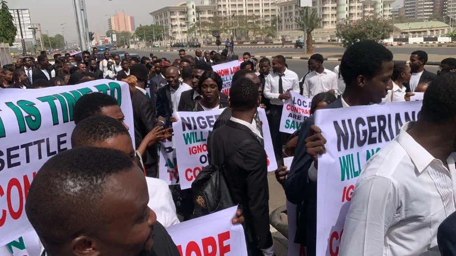 Nigéria : environ 500 avocats protestent et réclament 4 000 milliards de nairas au profit des entrepreneurs locaux