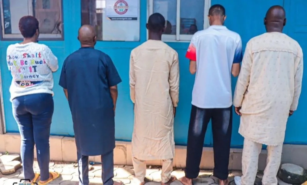 Nigeria : la police démantèle un réseau de traite d'êtres humains, 30 maliens secourus et 13 suspects arrêtés