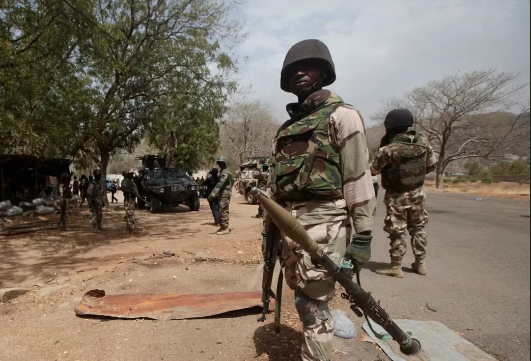 Nigéria : l’armée tue six terroristes, libère des otages et récupère une cache d’armes à Borno