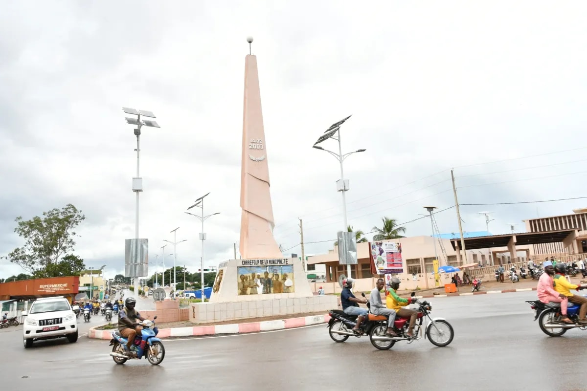 Des motocyclistes roulent à Parakou, Bénin.