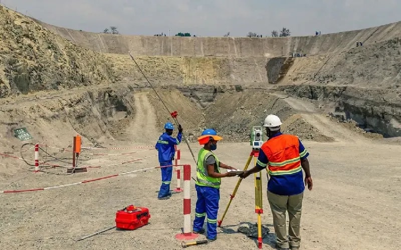 Pourquoi le Zimbabwe verrouille ses ressources minières et bannit l’exportation de minerais bruts : cinq raisons clés