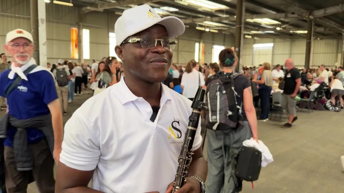 Record Guiness de clarinette à Châtellerault : 1 381 musiciens, dont le Béninois Landry Padonou, pulvérisent la marque de Hong Kong