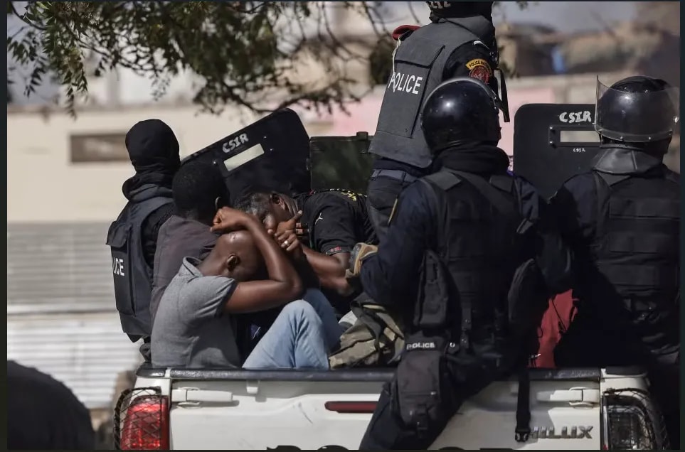 Sénégal : 12 femmes et 03 hommes interpellés pour prostitution en bande organisée, des préservatifs confisqués