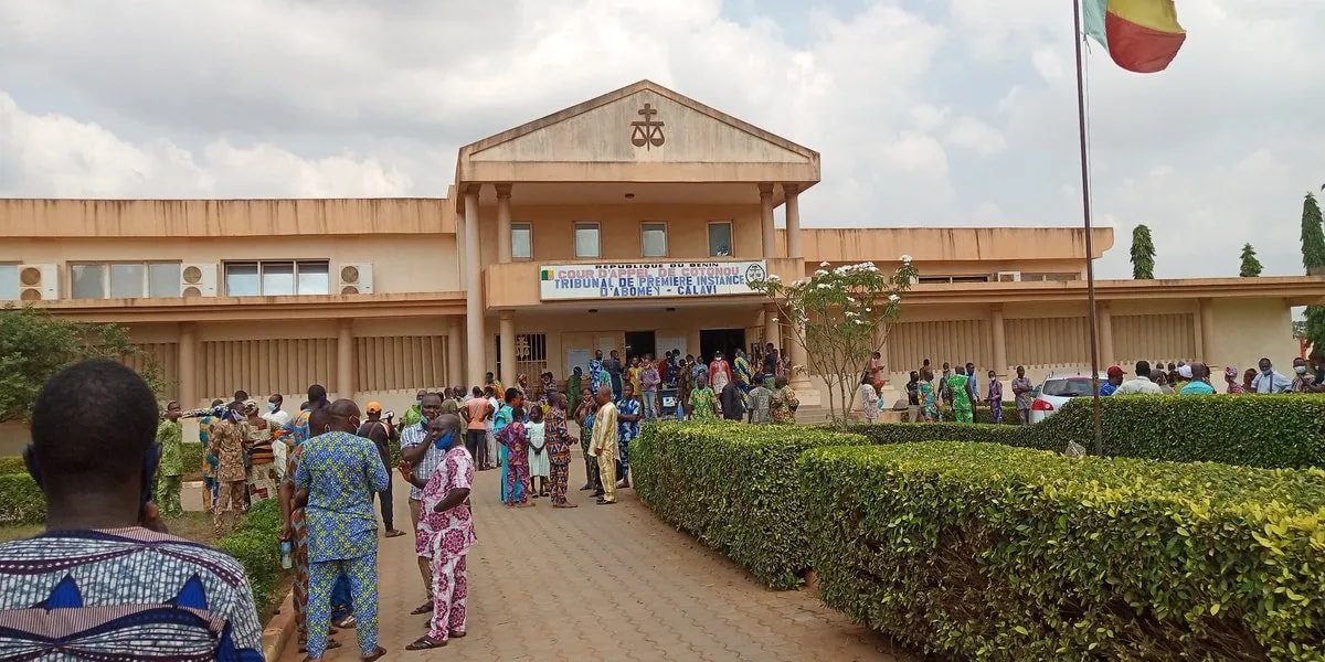 Tribunal d'Abomey-Calavi : une employée jugée pour avoir distribué la marchandise et l'argent de sa patronne à ses prétendants