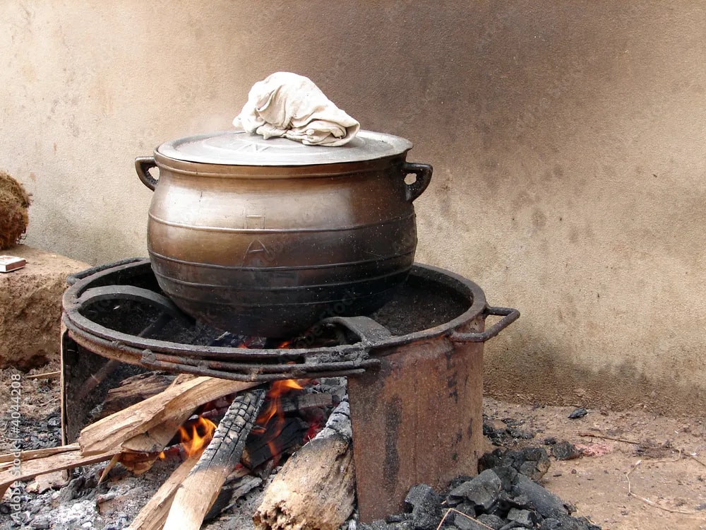 Tribunal de Porto-Novo : il vole 4 marmites plus une bassine « Atassa » et finit en prison