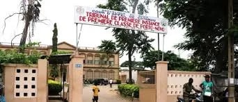 Tribunal de Porto-Novo : un présumé voleur de pièces automobiles écope de 24 mois d’emprisonnement