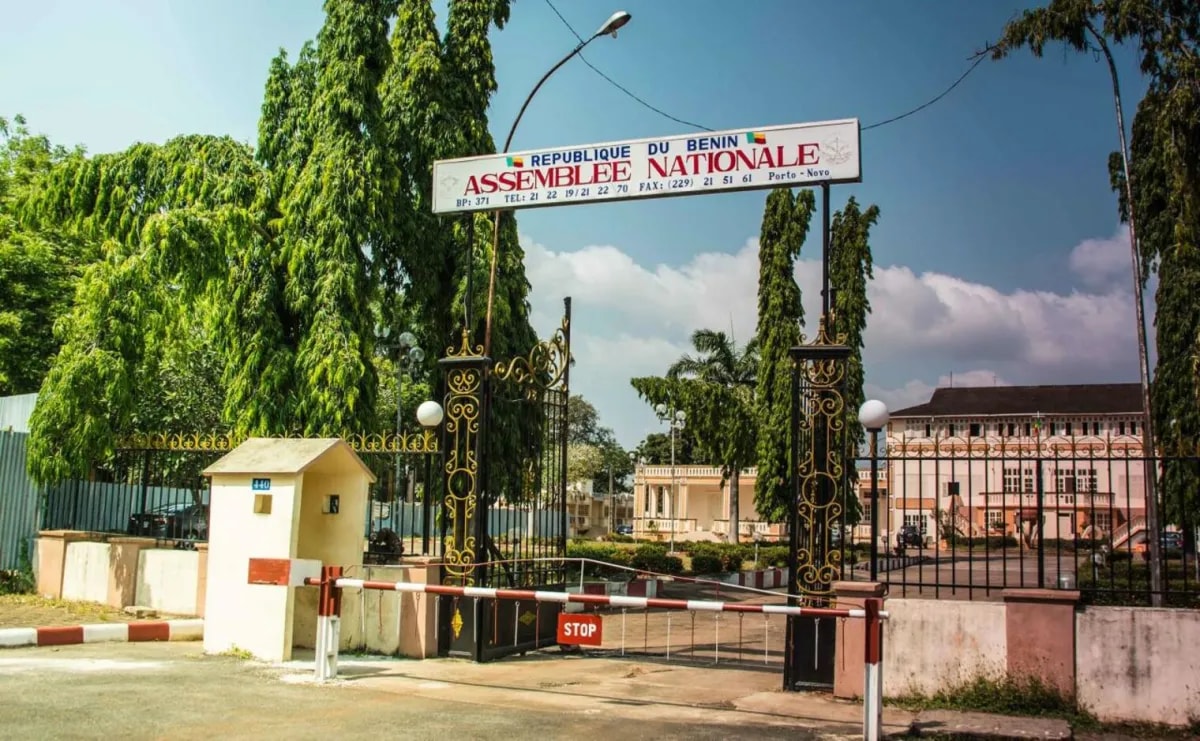 Entrée de l'Assemblée nationale à Porto-Novo
