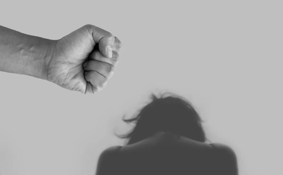 Violences conjugales à Zè : un homme placé en garde à vue pour avoir mordu sa femme