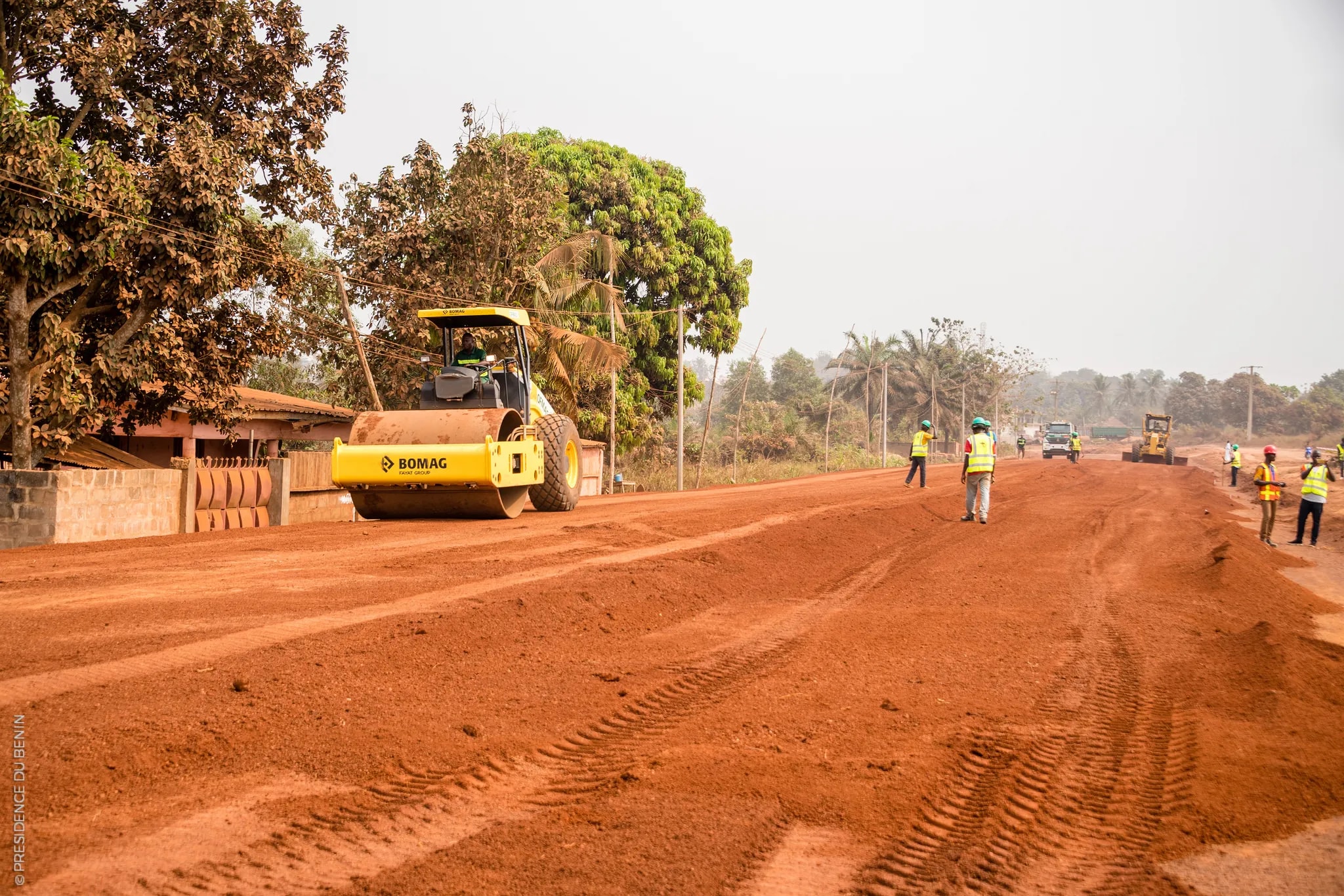 Une route en construction au Bénin. Image d'illustration