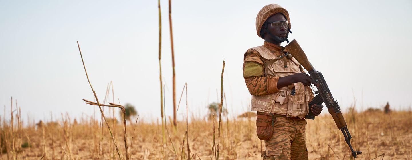 Un militaire burkinabé en patrouille. Image d'illustration