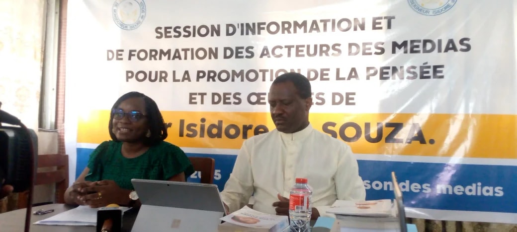 La présidente de l'UPMB Zakiath Latoundji et le père Rodrigue Gbedjinou