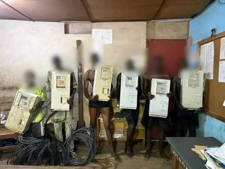 Abomey-Calavi : la plainte d'un abonné de la SBEE conduit à l'interpellation de 06 présumés voleurs de compteurs électriques