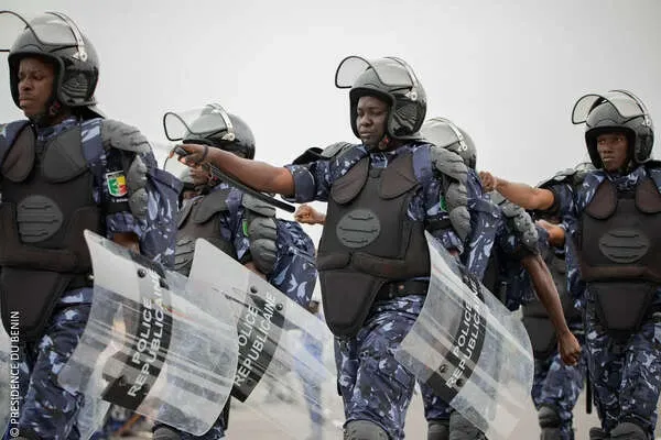 Abomey-Calavi : un faux policier condamné à 12 mois de prison pour escroquerie à Godomey