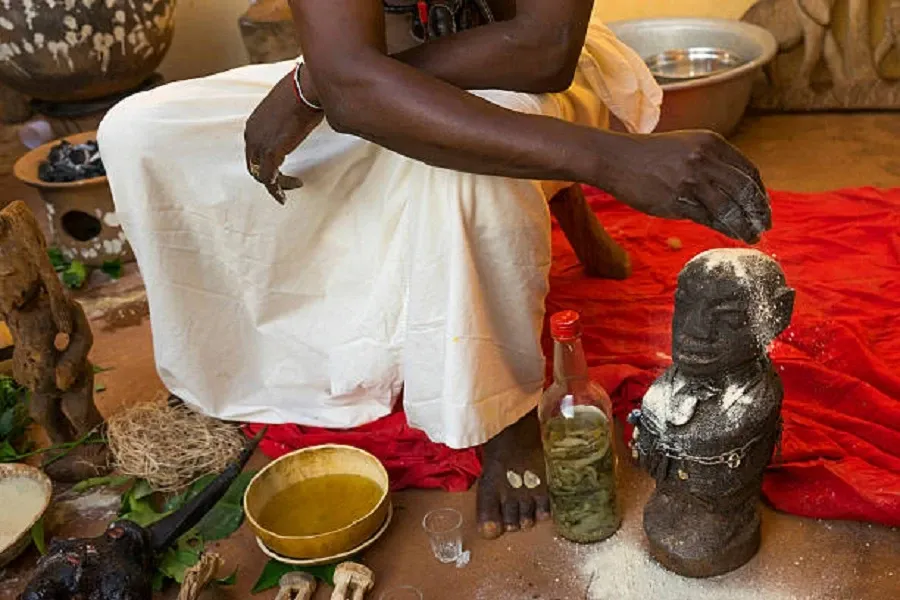 Bénin : en complicité avec son marabout, une domestique dépouille sa patronne à Lomé et se retrouve en prison avec lui à Abomey-Calavi