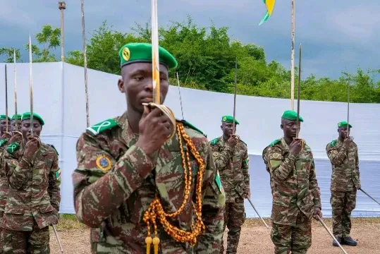 Bénin : la 19ᵉ promotion de l'Ecole nationale des officiers présentée au drapeau à Cana