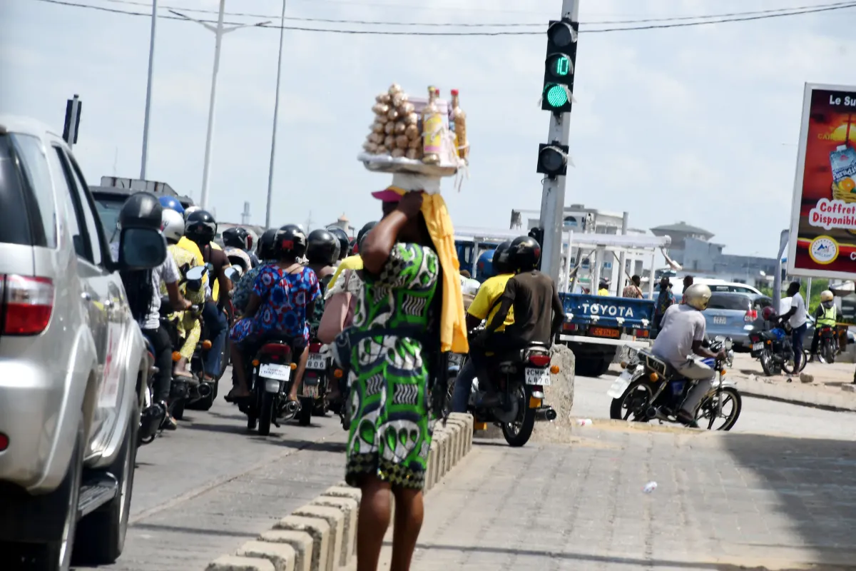 Cotonou : il prend la fuite après l’incendie de son véhicule, la police découvre une cargaison de produits prohibés
