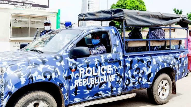 Cybercriminalité à Allada : des cartes « Illuminati » et du matériel informatique saisis chez trois présumés cybercriminels à Dogoudo