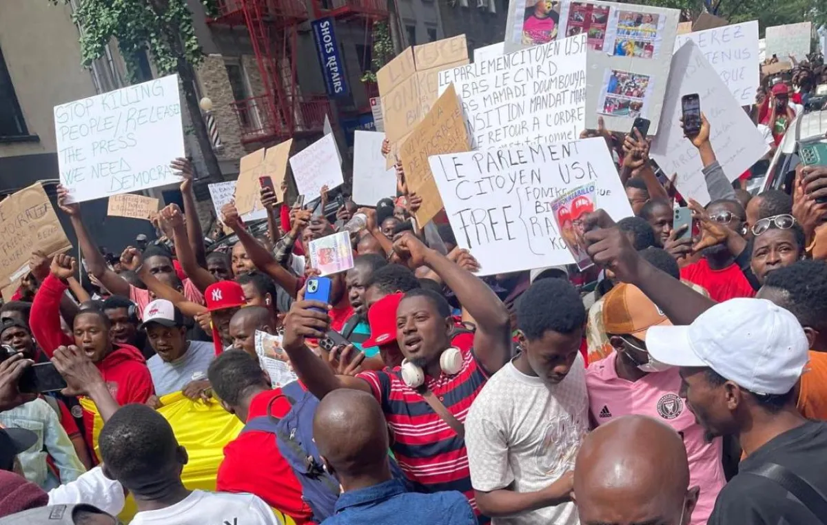 États-Unis : Mamadi Doumbouya hué par des manifestants guinéens, son véhicule pris à partie à New York