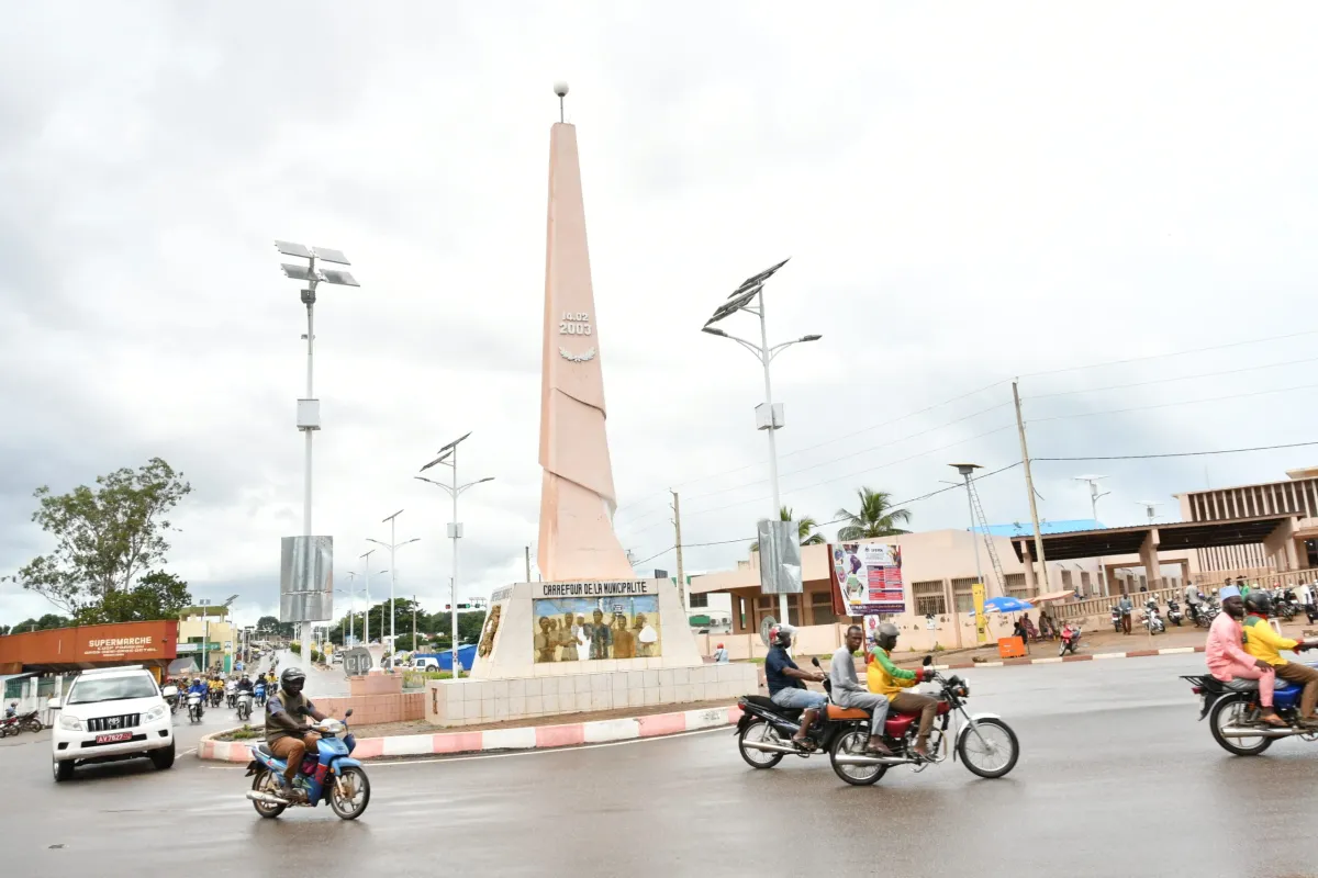 Des motocyclistes roulent à Parakou, Bénin.
