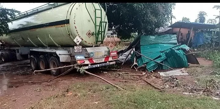 Toffo: un camion-citerne chargé de gasoil termine sa course dans un atelier de vulcanisation à Agbotagon